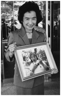 写真：原告勝訴の判決に、晴れやかな笑顔を見せる久能恒子さん