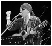 写真:ライブで熱唱するKOUTAROさん