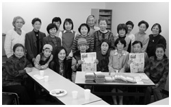 写真:季刊「金つなぎ」の発送作業で集まった“病友”たち