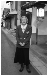 写真:「清風亭」の前で