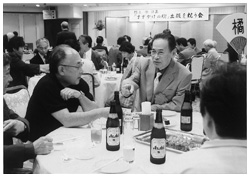 写真:京都市内で開かれた出版を祝う会