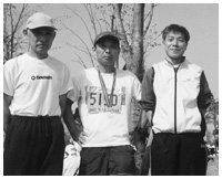 写真:2002年長野マラソン終了後に友人の永井国広さんと