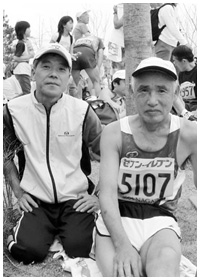 写真:インターネットを通じて知り合った仲間、根橋平良さんとの記念写真