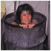 写真：五右衛門風呂で旅の疲れを癒やす