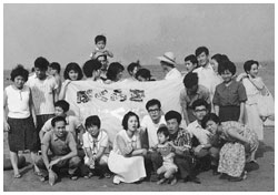 写真:季刊雑誌『ぼくらを見てくれ』の夏期合宿で仲間たちと
