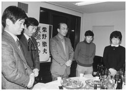 写真：ルポ『原発のある風景』の出版記念会で仲間たちと