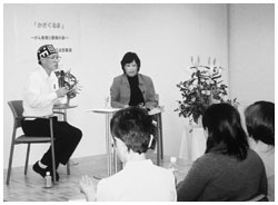 写真:「かざぐるま」設立集会で体験談を語る