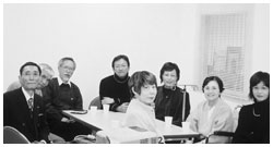 写真:患者情報室の仲間たちと