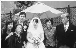 写真:長男・卓さんの結婚式にて