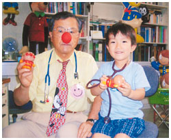 写真:診察に訪れた男の子と