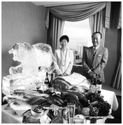 写真：70周年記念パーティで、当時専務の薫さんと