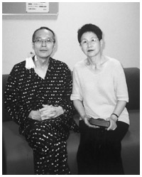 写真:妻の紀美江さんと