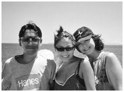 写真:レジャーボートで妻、娘と