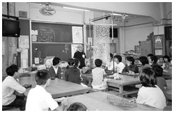 写真:小学校の教室で1