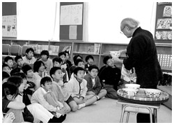 写真:小学校の教室で2