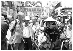 写真:巣鴨の地蔵通りにて2