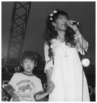 写真：息子の永遠君と手をつないで