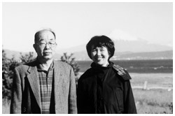 写真：夫・榮三さんと旅行