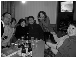 写真:告知のときから支えてくれた友人たちと