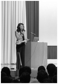 写真:ピンクリボンフォーラムで司会をする中川さん