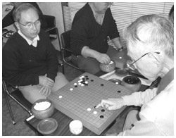 写真:碁仲間との対局も楽しみの1つ