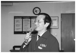 写真:03年、役員退任にあたって社員への挨拶をする佐藤さん