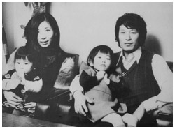 写真:次女(0歳)長女(3歳)1973年当時のはらさんとちず子さん