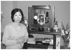 写真:はらさんに毎日掌を合わせ語りかける