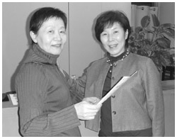 写真:センター受付前で栗木さん(左)と森川さん(右)