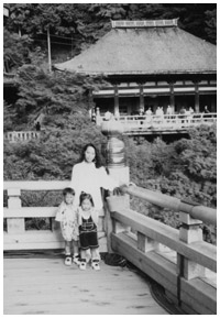 写真： 清水寺で長男（4歳）と長女（2歳）と（33歳当時）