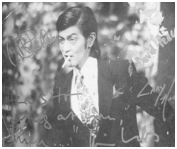 写真：店を訪れる著名な作家・監督などがサインをした内藤さんの舞台写真