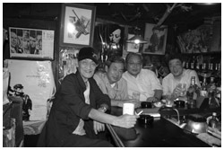 写真：夜9時30分にはほぼ毎日店に出勤し常連と談笑する