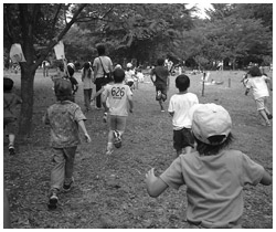 写真:ボタニカルキッズクラブで行った、子供たちとのミステリーツアーの様子