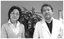 写真:大東和子さんと京都大学外科交流センター理事長の小泉欣也さん