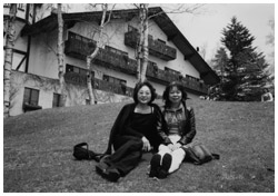 写真:がん治療後に、友人と行った旅行先で