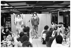写真: 08年10月に行われた屋形船でのお座敷遊びの様子