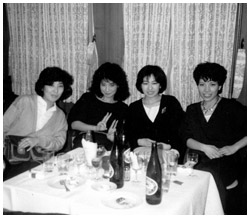 写真：美容師になって4年目の忘年会で。左から2人目が菅谷さん