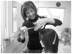 写真：医療用ウィッグをカットする菅谷さん