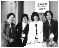 写真:治療後、仕事に復帰した射場さん(右から2人目)。職場の仲間と