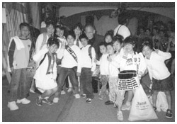 写真:高松のサルサキッズグループの子どもたちと一緒に