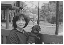 写真：妻、光子さんと愛犬「サリー」。光子さんはサリーの散歩中に、よその犬をかまうのが何よりの楽しみだった