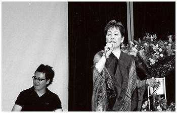 息子の孝治さんがパーカッションを演奏した母子共演の様子
