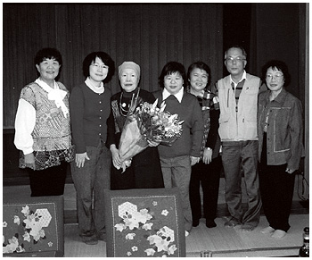 退院した辛島さんに「励ます会」を開いてくれた、デイサービスのスタッフたちと