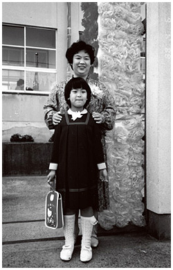 小学校の入学式での阿南さんとお母さん