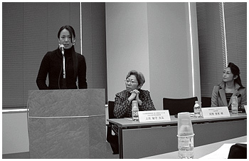 講演会活動の様子。子宮頸がんに関する講演会でがん体験を話している