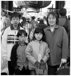 写真：退院後、家族と一緒に、浅草の浅草寺へ
