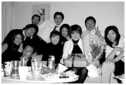 写真：上村さんの誕生日には、友人達が集まってパーティーを開いてくれた