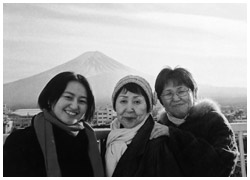 写真：2004年2月、祖母（中）、母（右）と3人で、1泊旅行に
