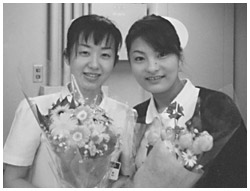 写真：看護師として働いていた頃に同僚と。右が横井さん