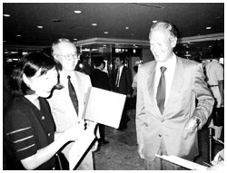 写真：1995年ユニバーシアード大会。スイス大使を迎える